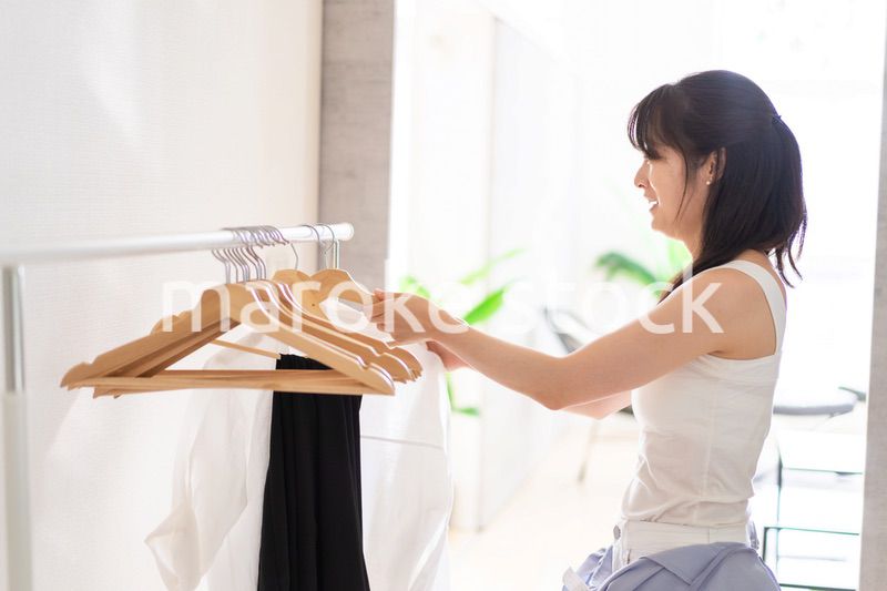 部屋で着替える若い女性