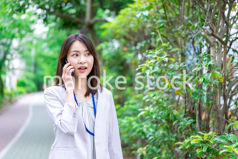 外で電話をするビジネスウーマン