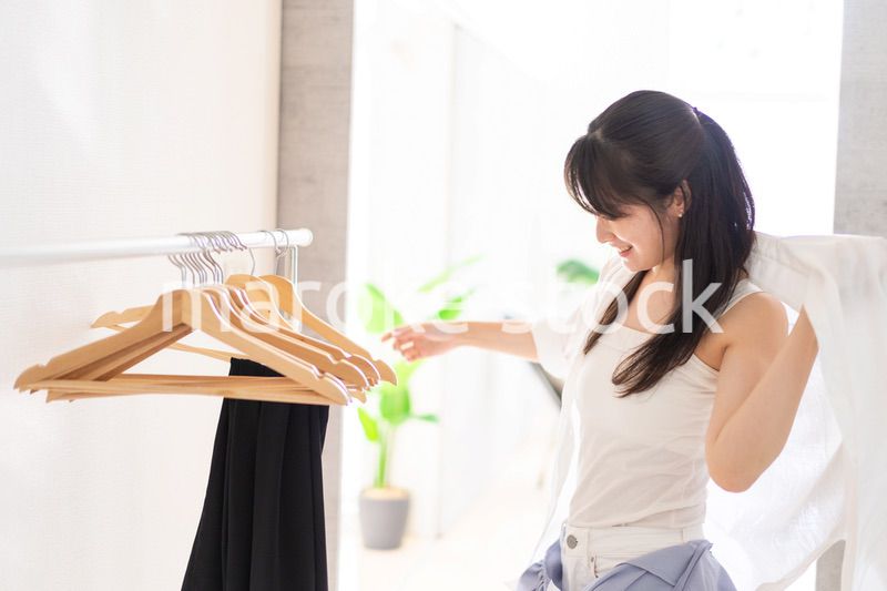 部屋で着替える若い女性