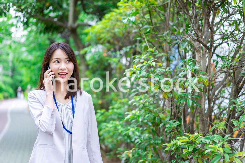 外で電話をするビジネスウーマン