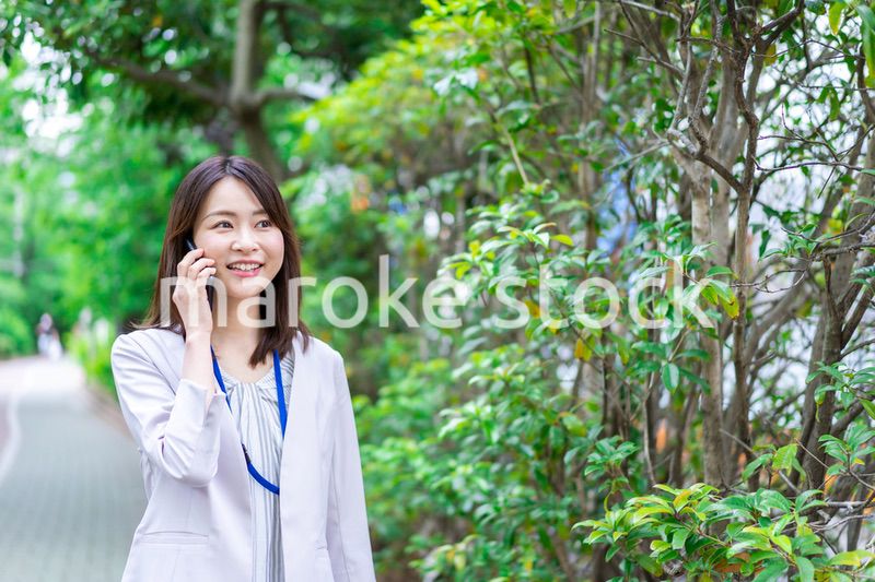 外で電話をするビジネスウーマン