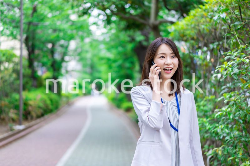 外で電話をするビジネスウーマン