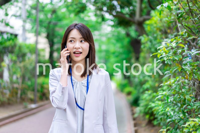 外で電話をするビジネスウーマン