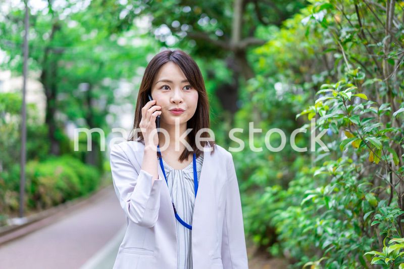 外で電話をするビジネスウーマン