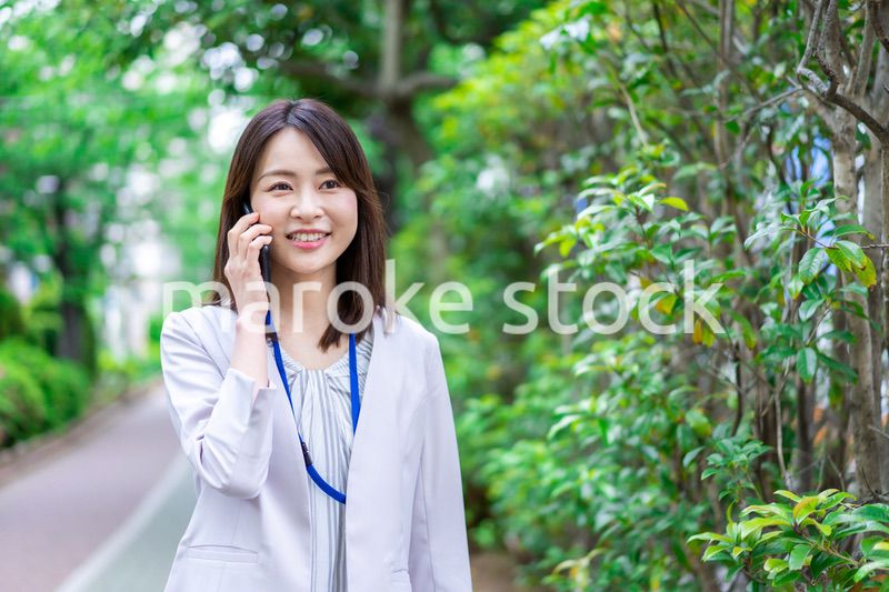 外で電話をするビジネスウーマン