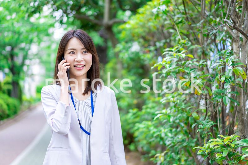 外で電話をするビジネスウーマン