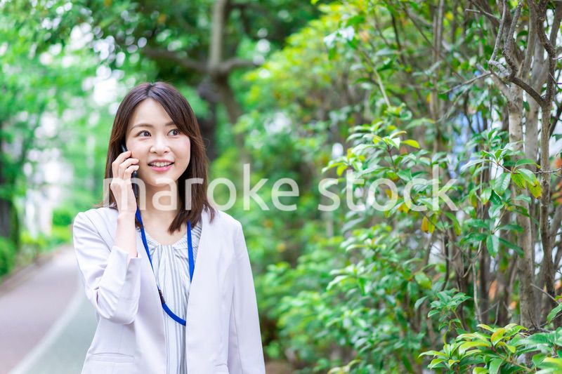 外で電話をするビジネスウーマン