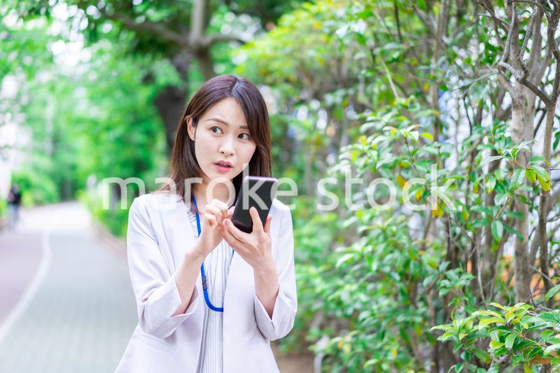 地図アプリを使う若いビジネスウーマン