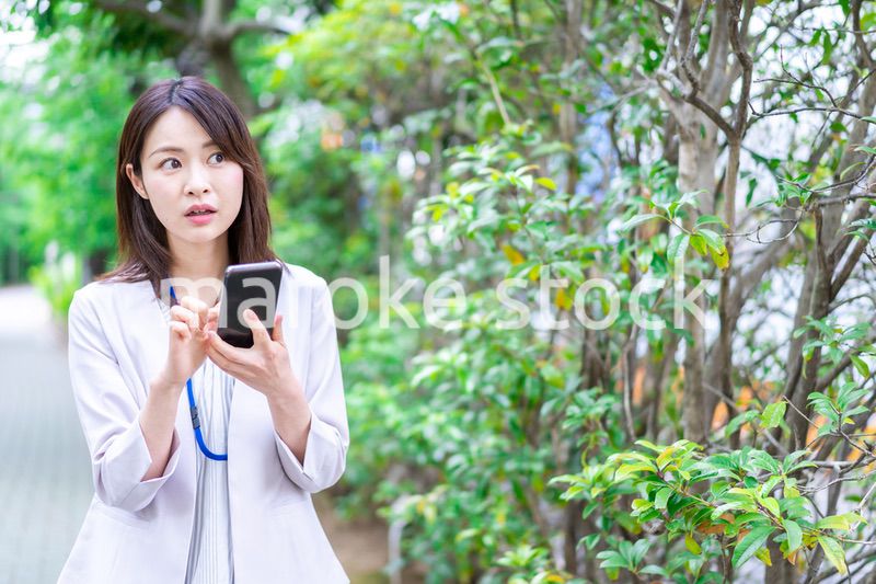 地図アプリを使う若いビジネスウーマン