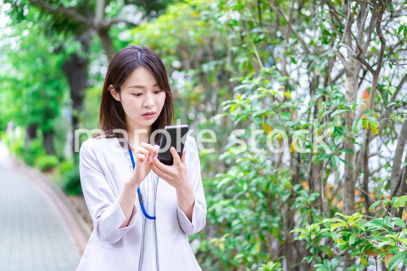 地図アプリを使う若いビジネスウーマン