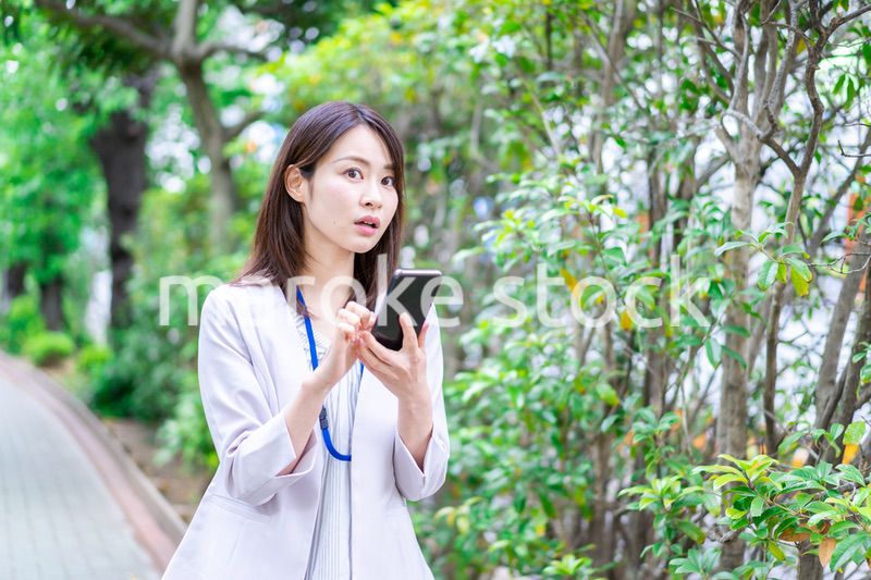 地図アプリを使う若いビジネスウーマン