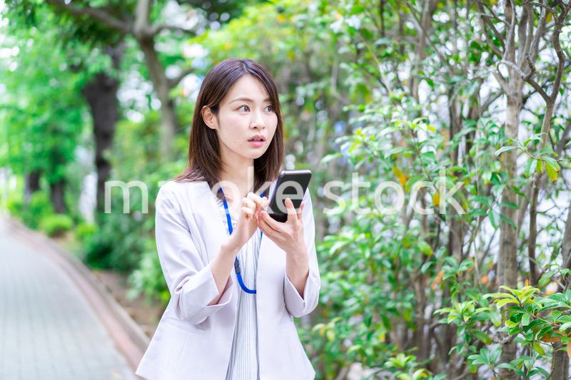 地図アプリを使う若いビジネスウーマン