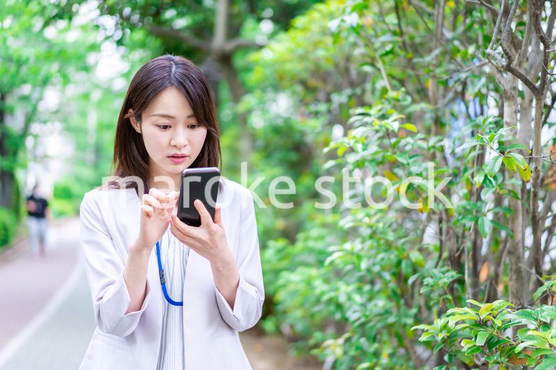 地図アプリを使う若いビジネスウーマン