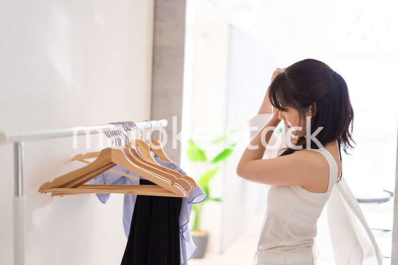 部屋で着替える若い女性