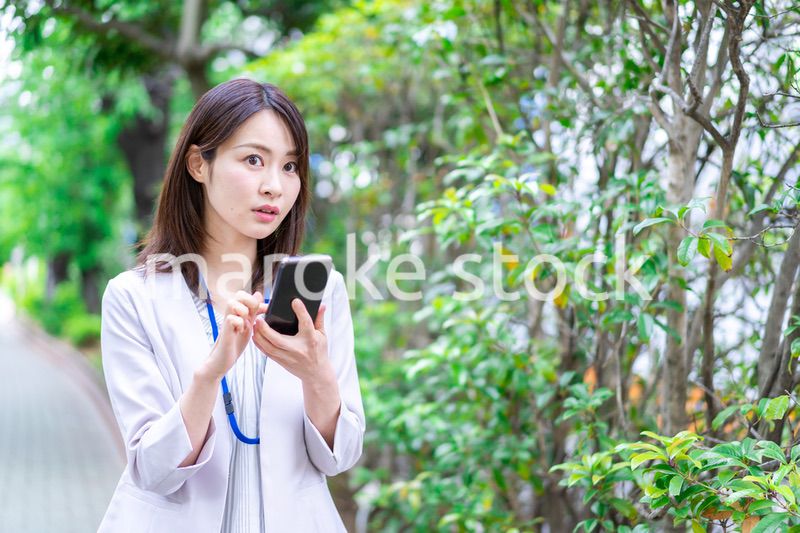 地図アプリを使う若いビジネスウーマン