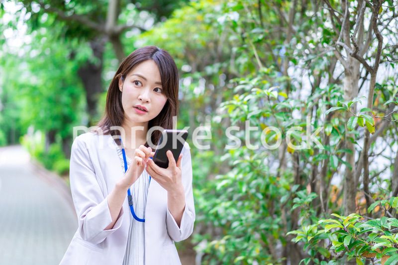 地図アプリを使う若いビジネスウーマン