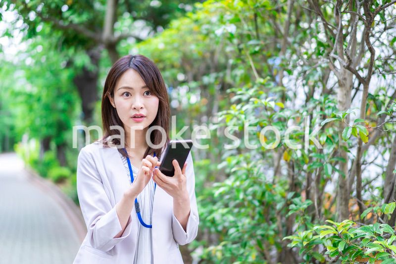 地図アプリを使う若いビジネスウーマン