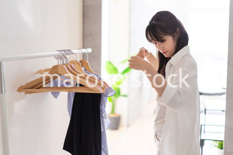 部屋で着替える若い女性