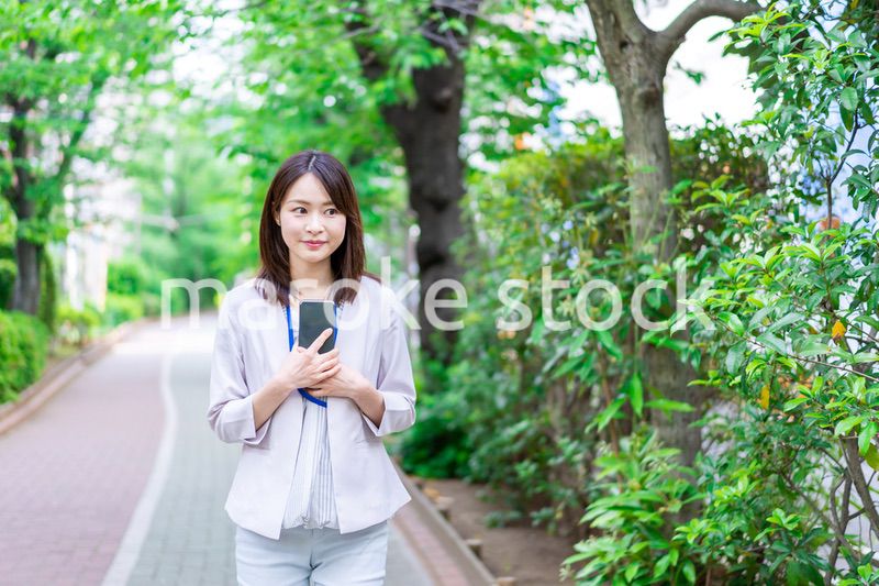 外回りをする若いビジネスウーマン