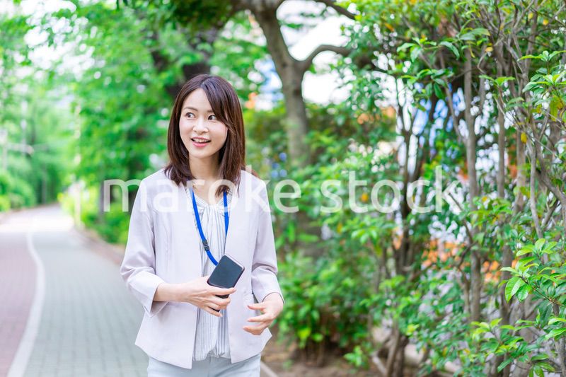 外回りをする若いビジネスウーマン