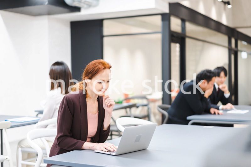 オフィスで働くビジネスパーソン