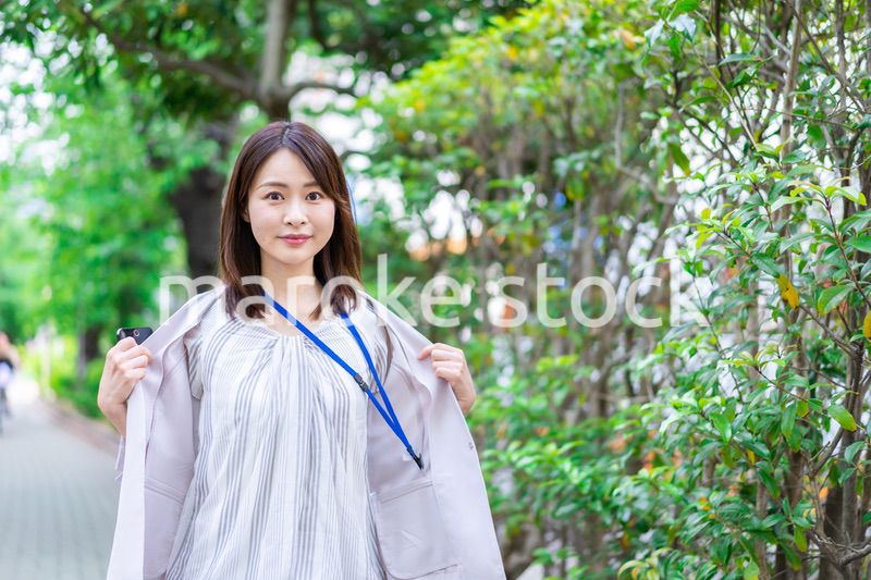 外回りをする若いビジネスウーマン