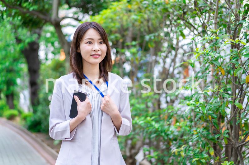 外回りをする若いビジネスウーマン