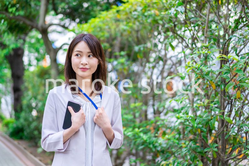 外回りをする若いビジネスウーマン