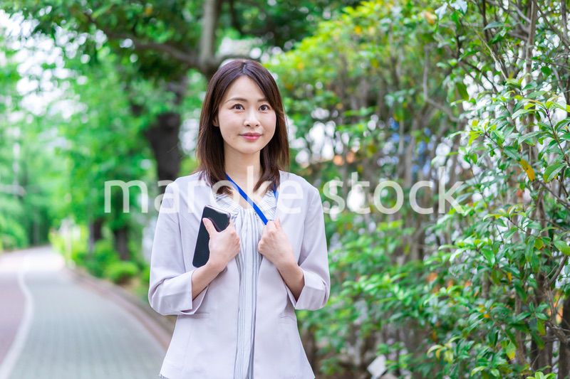 外回りをする若いビジネスウーマン