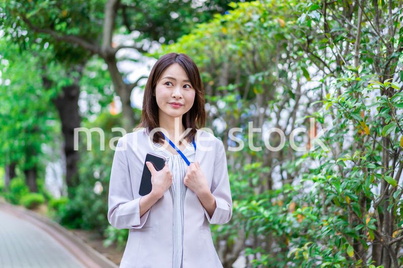 外回りをする若いビジネスウーマン