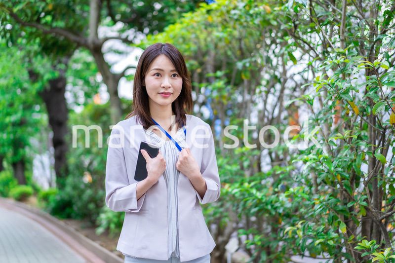 外回りをする若いビジネスウーマン