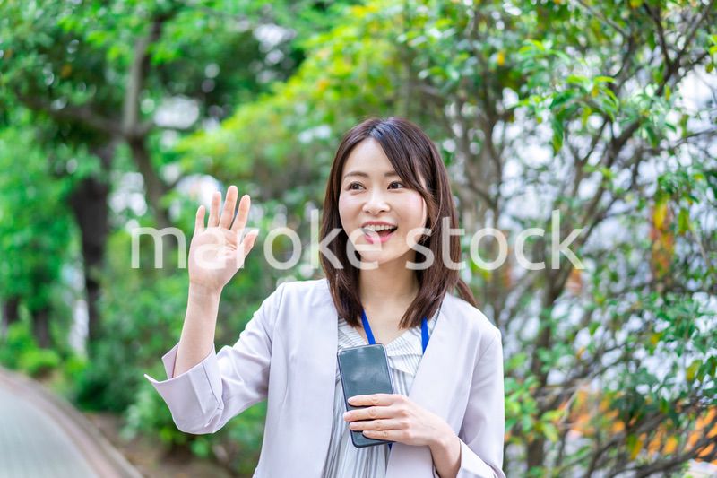 ランチに出かける若いビジネスウーマン