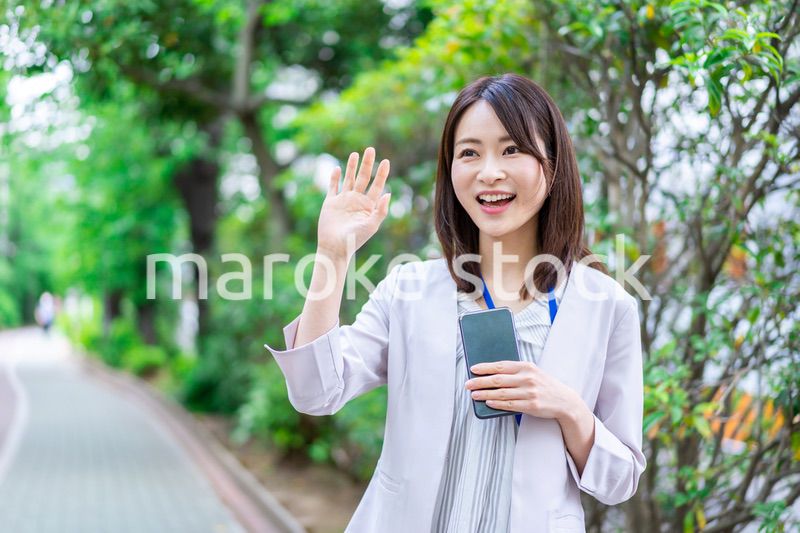 ランチに出かける若いビジネスウーマン