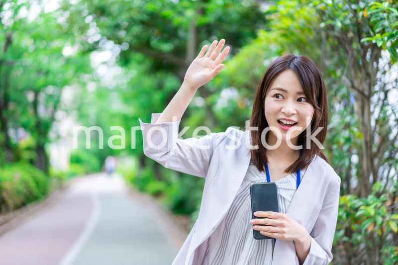 ランチに出かける若いビジネスウーマン