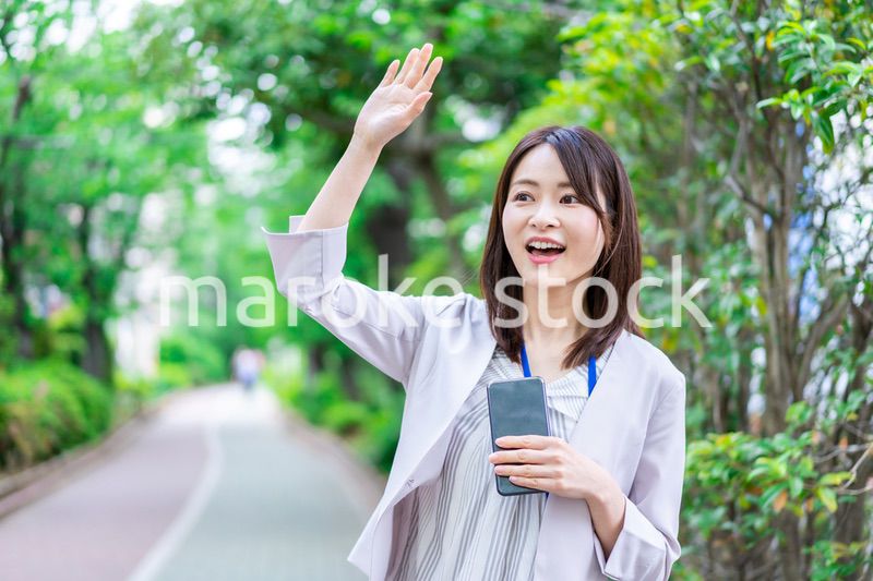 ランチに出かける若いビジネスウーマン