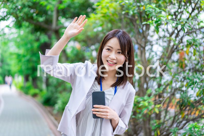 ランチに出かける若いビジネスウーマン