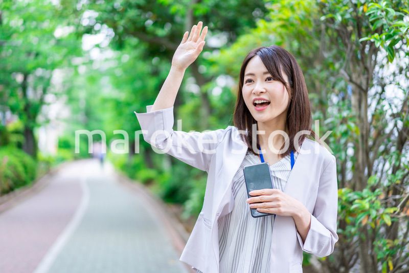 ランチに出かける若いビジネスウーマン