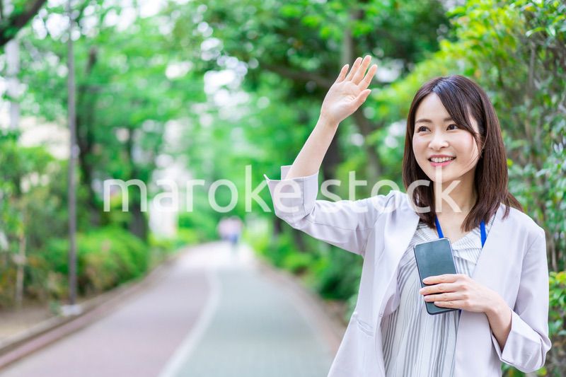 ランチに出かける若いビジネスウーマン