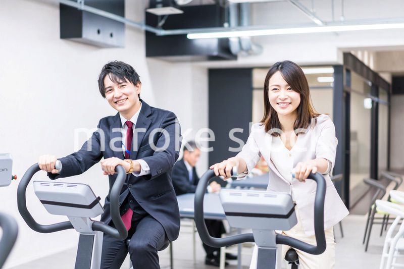 オフィスで昼休みにトレーニングをするビジネスパーソン