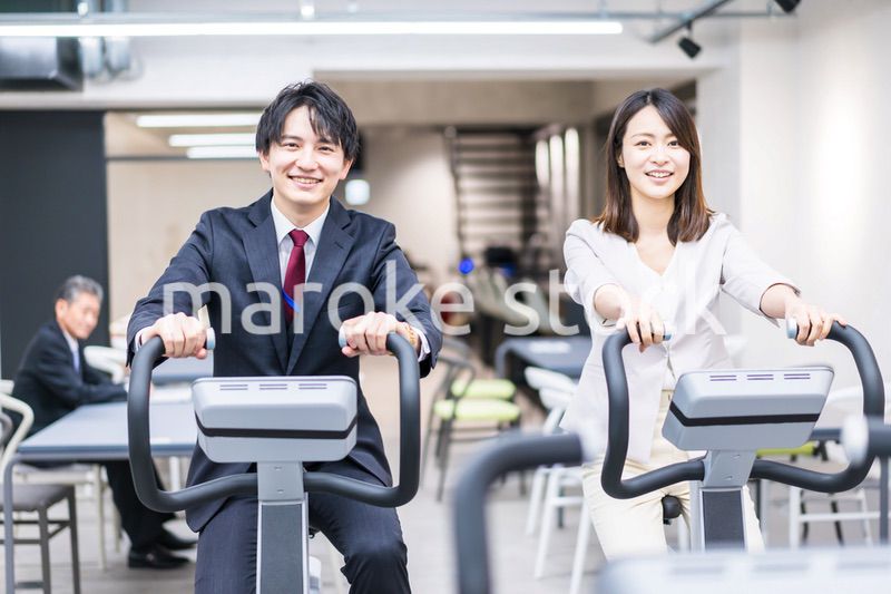 オフィスで昼休みにトレーニングをするビジネスパーソン