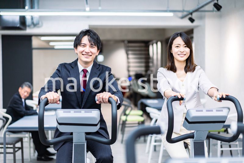 オフィスで働くビジネスパーソン