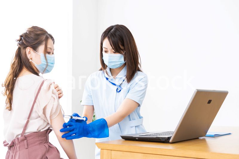 ワクチン接種を受ける女性