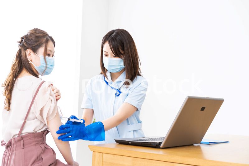 ワクチン接種を受ける女性