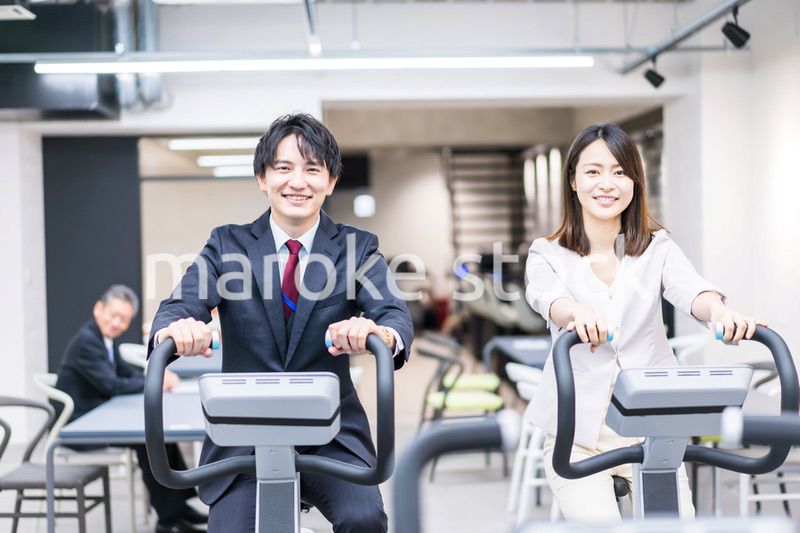 オフィスで昼休みにトレーニングをするビジネスパーソン