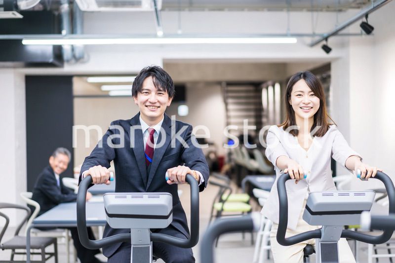 オフィスで昼休みにトレーニングをするビジネスパーソン