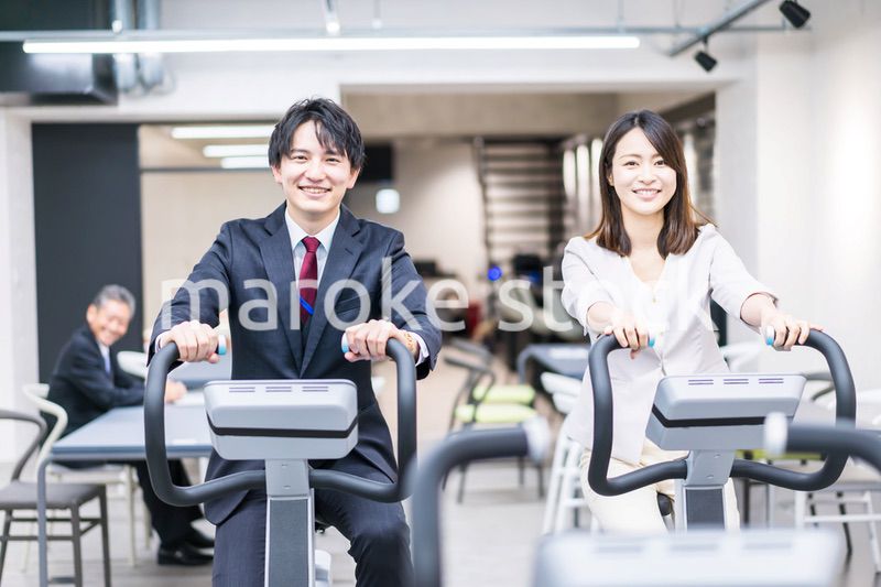 オフィスで昼休みにトレーニングをするビジネスパーソン