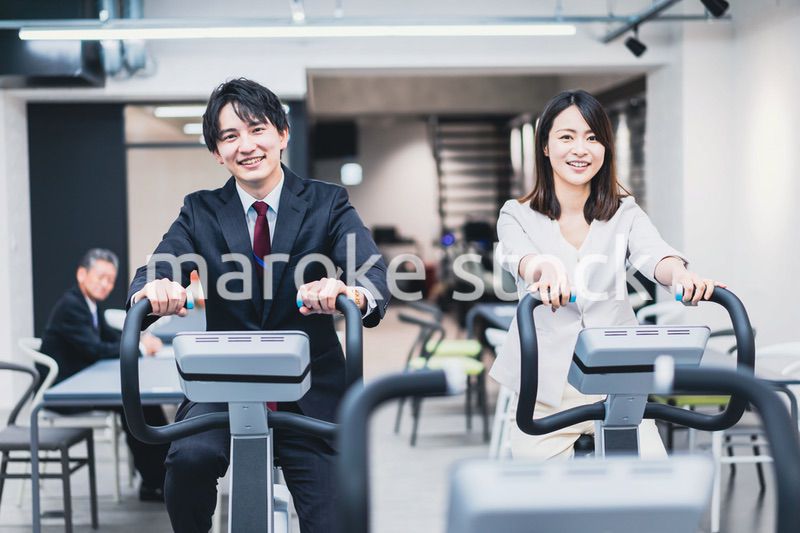 オフィスで昼休みにトレーニングをするビジネスパーソン