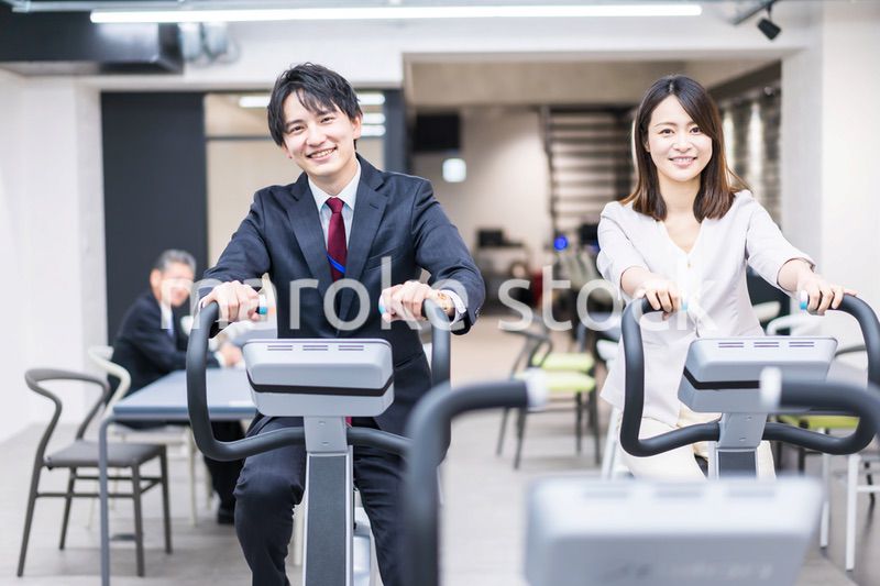 オフィスで昼休みにトレーニングをするビジネスパーソン