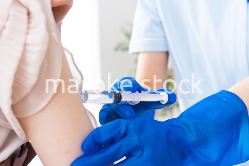 ワクチン接種を受ける女性