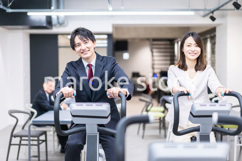 オフィスで昼休みにトレーニングをするビジネスパーソン